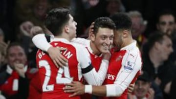 Bellerín y Oxlade Chamberlain felicitan a Özil tras su gol.