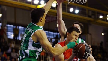 GRAF4062. FUENLABRADA (MADRID), 01/04/2018.- El escolta mexicano del Fuenlabrada Francisco Cruz (c) lucha un balón con el británico Luke Nelson (d. fondo) y Alfonso Sánchez (i), ambos del Real Betis, durante el partido de Liga ACB que
