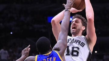 SAN ANTONIO, TX - MAY 20: (EDITORS NOTE: Retransmission with alternate crop.) Pau Gasol #16 of the San Antonio Spurs shoots the ball against Draymond Green #23 of the Golden State Warriors in the second half during Game Three of the 2017 NBA Western Conference Finals at AT&T Center on May 20, 2017 in San Antonio, Texas. NOTE TO USER: User expressly acknowledges and agrees that, by downloading and or using this photograph, User is consenting to the terms and conditions of the Getty Images License Agreement. Ronald Martinez/Getty Images/AFP
== FOR NEWSPAPERS, INTERNET, TELCOS & TELEVISION USE ONLY ==