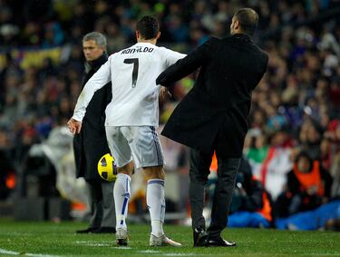 En la famosa ‘manita’ del Barcelona al Real Madrid en 2010, tuvo lugar un choque entre el catalán y el luso. Cuando Cristiano fue a recoger un balón de las manos de Guardiola que había salido por la banda, el entrenador del FC Barcelona se lo apartó para no dárselo, lo que le costó un leve empujón del astro portugués. El encontronazo provocó una tangana que acabó sin consecuencias mayores.
