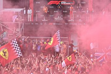 Tifossi ferraristas tiñeron de color rojo la celebración en el podio.