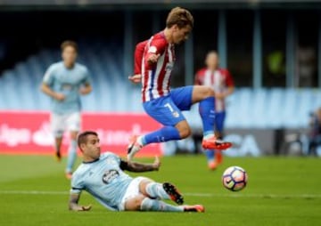 Hugo Mallo y Antoine Griezmann.