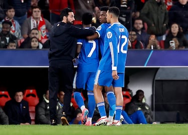 El delantero brasileño es arropado por su técnico, Álvaro Arbeloa, Aurelien Tchouameni y Trent-Alexander Arnold mientras se dirige al banquillo.