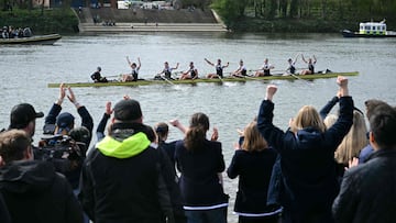 Oxford celebra la victoria junto a sus aficionados.