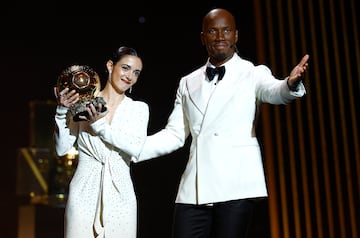 La centrocampista española del Barcelona, ​​Aitana Bonmati, recibe el premio Balón de Oro Femenino durante la ceremonia de entrega del Balón de Oro 2024.