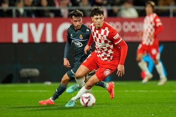 El central del Girona se unió al festival de Bryan Gil y Moivski. Desactivó al ataque del Espanyol y llegó al remate en un balón parado.