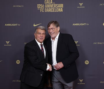 Joan Laporta, presidente del Barcelona, con Miguel Bernardo Bianquetti 'Migueli', exjugador de la sección de fútbol e internacional.