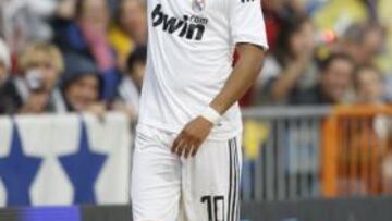 <b>ADIÓS.</b> Robinho, jugador brasileño traspasado por el Real Madrid al Manchester City, se despidió del club en el que ha jugado los tres últimos años dando las gracias al madridismo y justificando su decisión de marcharse por sentirse menospreciado en el caso Cristiano Ronaldo.