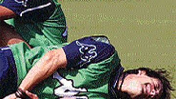 <b>MALA SUERTE</b>. Alfonso se torció ayer el tobillo al pisar una botella.