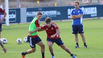 Jagoba Arrasate sigue atento un entrenamiento.