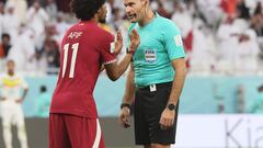 El árbitro español Mateu Lahoz explica su decisión de no pitar penalti a Akram Afif, jugador de Qatar, durante el partido entre la selección anfitriona del Mundial 2022 y Senegal.