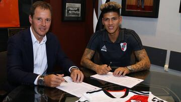 Jorge Carrascal, mediocampista colombiano y Jorge Brito, vicepresidente de River Plate en la firma de contrato del jugador.