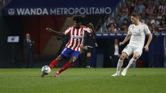 Thomas golpea al bal&oacute;n frente a Fede Valverde.