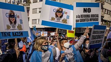 27 August 2020, Argentina, Buenos Aires: People take part in a protest against the government&#039;s proposed judicial reform in front of the Senate of Argentina. Photo: Roberto Almeida Aveledo/Zuma Press/dpa
 
 
 27/08/2020 ONLY FOR USE IN SPAIN