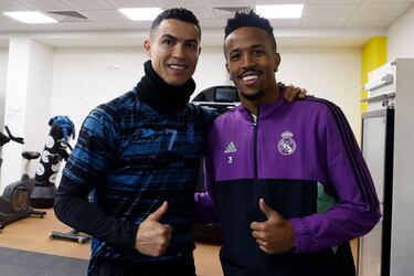 El defensa brasileño Éder Militão posa con Cristiano Ronaldo en el gimnasio de las instalaciones del Al Nassr FC.