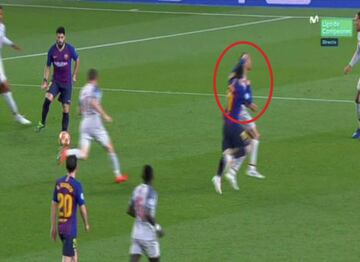 El jugador argentino del Barcelona parece que choca y golpea en la cara al jugador del Liverpool Fabinho antes de que el ¨¢rbitro pitara la falta que dio el tercer gol.