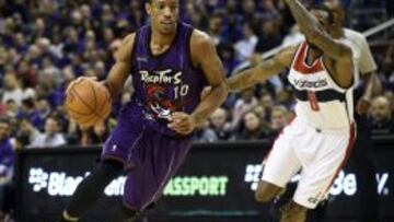 DeMar DeRozan con su camiseta retro de los Raptors.