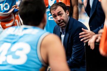 Pedro Rivero, entrenador del Movistar Estudiantes, durante un tiempo muerto ante el Alicante.