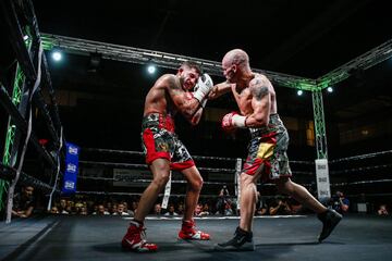 Marc "La Guerra" Vidal y Kiko "La Sensación" Martínez durante la pelea
