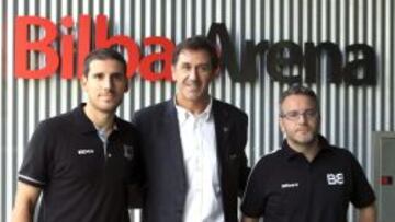 Quino Colom (izquierda), presentado hoy como nuevo jugador del Bilbao Basket, junto a Jon Davalillo (centro) y el entrenador ayudante, Óscar Lata (derecha).