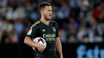 Hazard, antes de tirar un penalti en Bala¨ªdos.