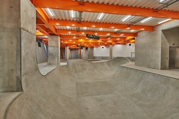 La planta de bowl est hecha de hormign y tiene un pool de 2.65 metros de profundidad. Con pool coping, sus azulejos... y una pinta espectacular. 