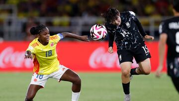 AMDEP6934. CALI (COLOMBIA), 11/09/2024.- Linda Caicedo (i) de Colombia disputa el balón con de Eun-Young Kang de Corea del Sur este miércoles, en un partido de los octavos de final de la Copa Mundial Femenina sub-20 entre las selecciones de Colombia y Corea del Sur en el estadio Pascual Guerrero en Cali (Colombia). EFE/ Ernesto Guzmán Jr.