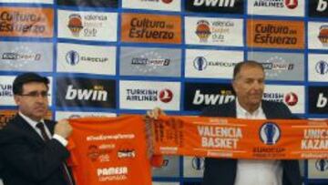 Camiseta y bufanda especiales.