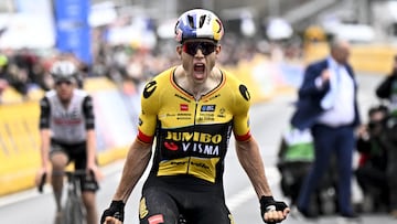 Van Aert celebra su triunfo en la E3 Harelbeke.