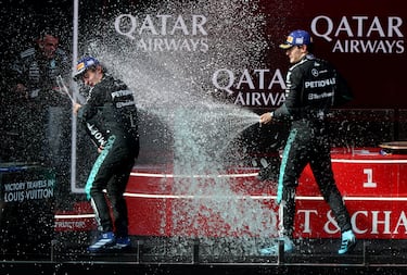 Los pilotos de Mercedes, George Russell y Kimi Antonelli, celebran su doblete en el podio del GP de Australia.