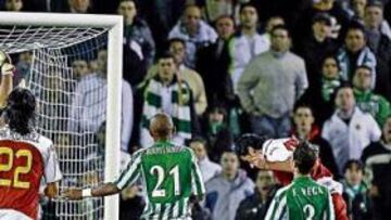 <b>LA CLAVE DEL PARTIDO. </b>Este es el momento en que Riki marca el primer gol ante la presencia de Juan Rodríguez, Capi y Mehmet Aurelio.