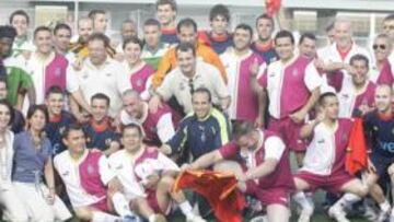 <b>DESDE LA CÁRCEL. </b>Los jugadores posaron con algunos reclusos que, vigilados, les visitaron ayer.