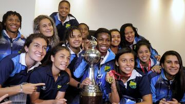 Jugadoras de Atl&eacute;tico Huila con el trofeo de la Copa Libertadores