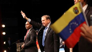 Venezuelan opposition leader Edmundo Gonzalez waves during an event with the Venezuelan community at the Anayansi Theatre in Panama City, Panama January 8, 2025. REUTERS/Aris Martinez