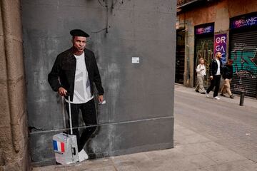 La fotografía que ilustra estas líneas muestra un mural titulado “La ley Mbappé” del artista urbano italiano Salvatore Benintende, también conocido como TV BOY. La imagen representa a tamaño real al delantero francés, maleta en mano, en pleno centro de Madrid, concretamente en el emblemático barrio de Chueca. 