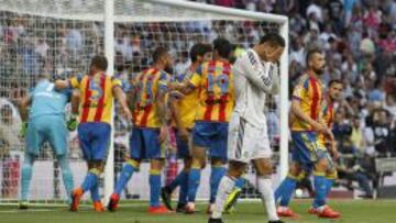 PENALTI FALLADO Y BALÓN AL POSTE. Cristiano acabó desesperado en el 2-2 ante el Valencia que puede costar la Liga...