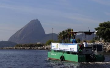 La ciudad de Río de Janeiro continúa recibiendo las críticas a nivel local y en el extranjero por el estado en el que se encuentran las aguas donde se tiene previsto realizar las competiciones como la maratón de natación, vela y los eventos de triatlón de los Juegos Olímpicos de 2016. Sin tratamiento de aguas residuales y llenas basura las playas de Copacabana y la Bahía de Guanabara, se encuentran en un estado desastroso