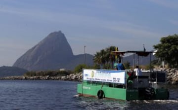 La ciudad de Río de Janeiro continúa recibiendo las críticas a nivel local y en el extranjero por el estado en el que se encuentran las aguas donde se  tiene previsto realizar las competiciones como la maratón de natación, vela y los eventos de triatlón de los Juegos Olímpicos de 2016. Sin tratamiento de aguas residuales y llenas basura las playas de Copacabana y la Bahía de Guanabara, se encuentran en un estado desastroso