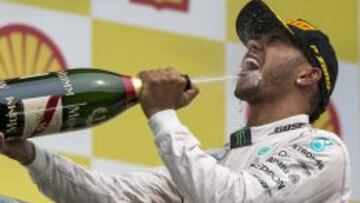 Lewis Hamilton celebrando la victoria en el GP de Bélgica.