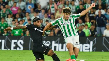 SEVILLA, 13/09/2024.- El centrocampista del Real Betis Abde Ezzalzouli (d) disputa un balón con Valentin Rosier, del CD Leganés, durante el encuentro de la quinta jornada de LaLiga EA Sports que Real Betis y CD Leganés disputan este viernes en el estadio Benito Villamarín de Sevilla. EFE/ Raúl Caro