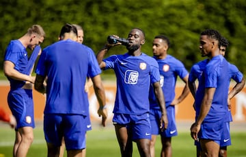 Dutch defender Lutsharel Geertruida (C) takes a drink during a training session at the KNVB Campus in Zeist