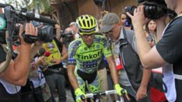 Alberto Contador, acompañado por Jacinto Vidarte.