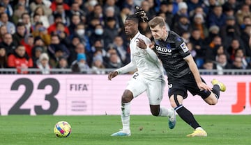 Camavinga y Sorloth pelean por un balón.