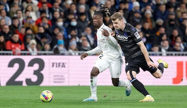 Camavinga y Sorloth pelean por un balón.