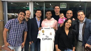 In the summer of 2018 after signing the agreement that would take him to Real Madrid, Rodrygo posed alongside his family holding the Madrid shirt.