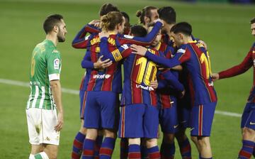 Los jugadores del Barcelona celebran el 1-2 en propia puerta del Betis. 