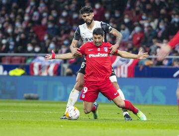 Luis Suárez con Omar Alderete.