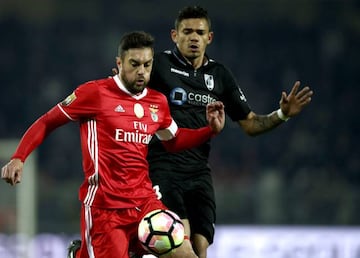 Soares (detr&aacute;s), disputa un bal&oacute;n con Jardel en el reciente Vitoria Guimaraes-Benfica de la liga portuguesa.