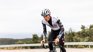 Juan Ayuso, de vuelta a los entrenos, seguirá en el UAE “al 99,9%”