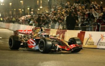 Fernando Alonso durante la presentación del McLaren Mercedes MP4-22 en Valencia. 